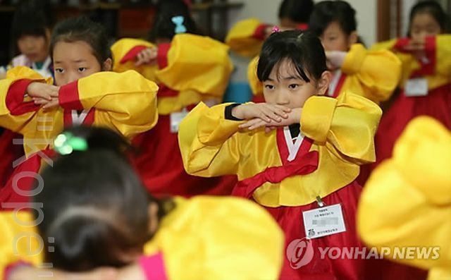 Дети изучают традиционный корейский поклон
