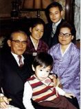 Основатель Самсунга с семьей